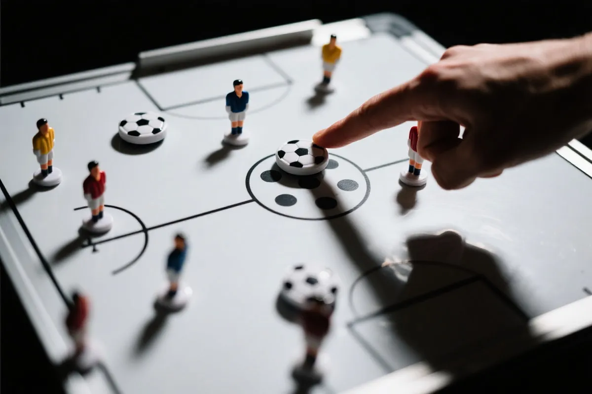 教练在战术板上用磁铁棋子推演战术配合